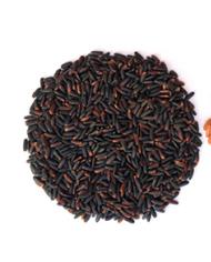 A circle of purple rice next to a circle of red rice.